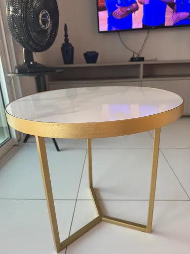 Mesa lateral Metalon pés e tampo de mármore