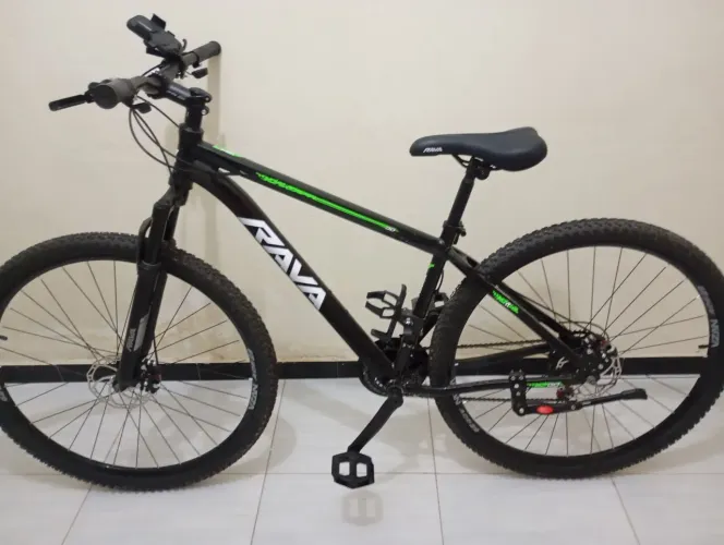 Vende-se uma bicicleta com uma semana de comprada