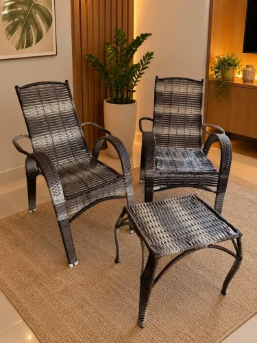 Cadeiras conjunto com duas unidades e mesa de centro