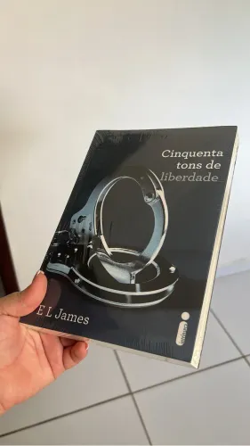 Livro cinquenta tons de liberdade 