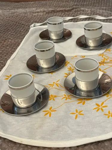 Jogo de 5 xícaras de café em porcelana com base de inox Vintage
