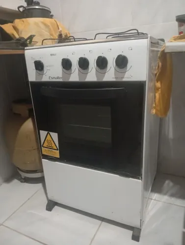 Fogão branco simples 