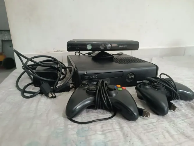 Xbox 360 S RGH 3.0 + LT 3.0 2 controles e alguns jogos