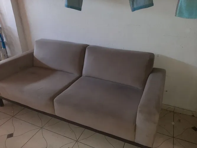 Sofá novo confortável dois lugares com madeira 