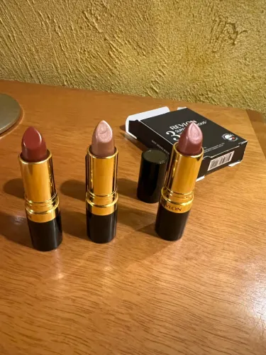 Kit com 3 batons Revlon super lustrous