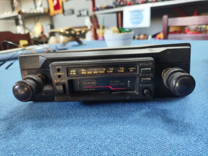 Rádio automotivo antigo CCE toca fitas funcionando