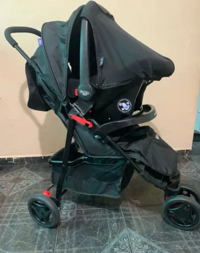 Carrinho de bebê com bebê conforto Cosco