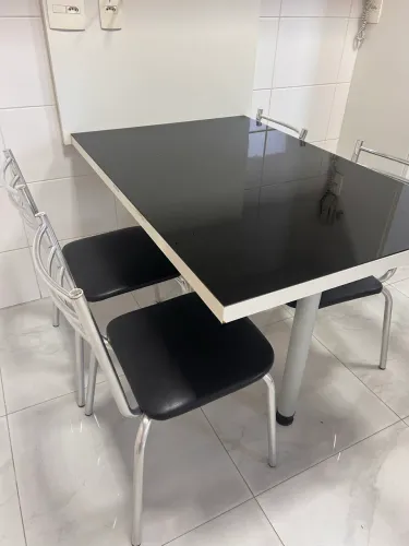 Mesa de cozinha com 4 cadeiras
