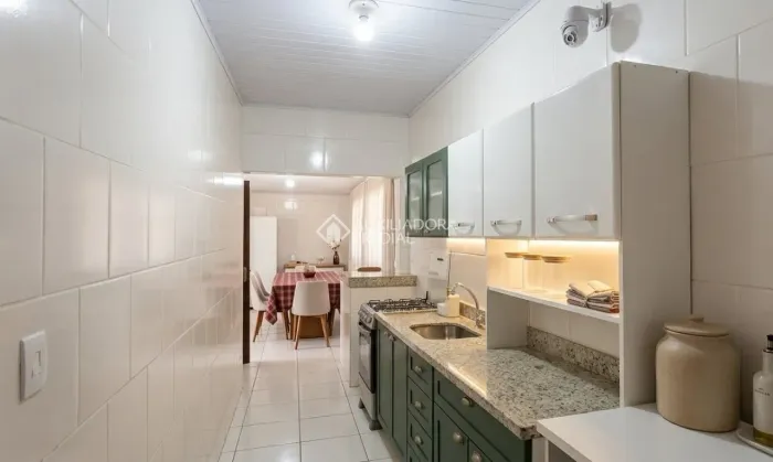 Casa residencial à venda no bairro Rubem Berta com 240 m² e 4 dormitórios/quartos.