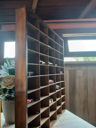 Nicho de madeira para 50 carrinhos