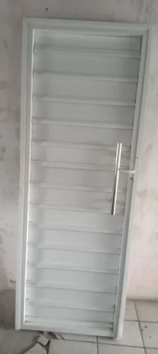 Vendo porta de alumínio em perfeito estado