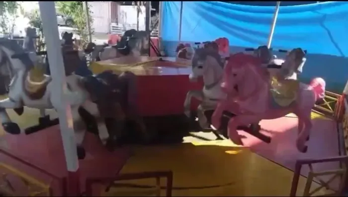 Carrossel infantil parque de diversões 