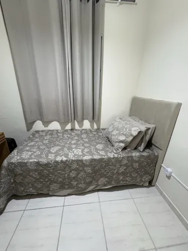 Cama de solteiro com colchão de cabeceira