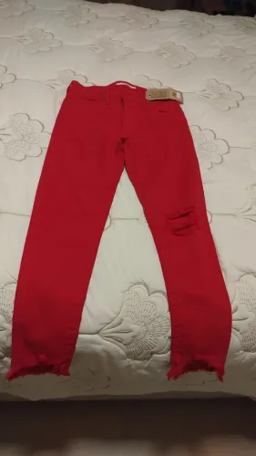 Calça Levi's veste um tamanho 36/ 38 com strech / NOVA / vermelha