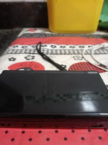 Nintendo de lite com r4 e um jogo original com case mas sem carregador