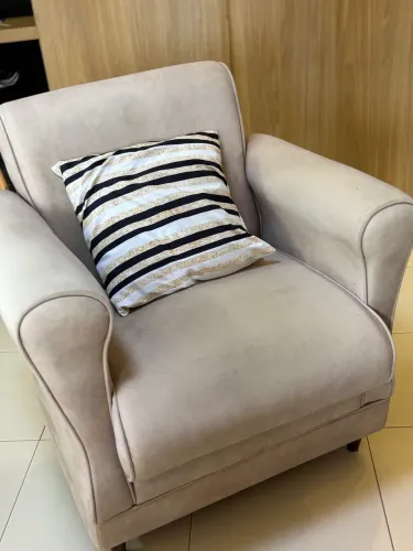 Poltrona Decorativa Bege - Excelente Estado (2 Disponíveis)