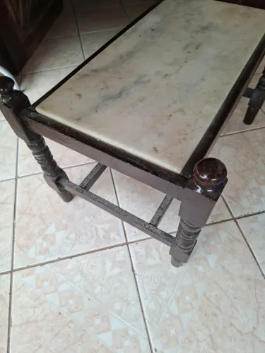 Cama, mesa, escrivaninha, jarro
