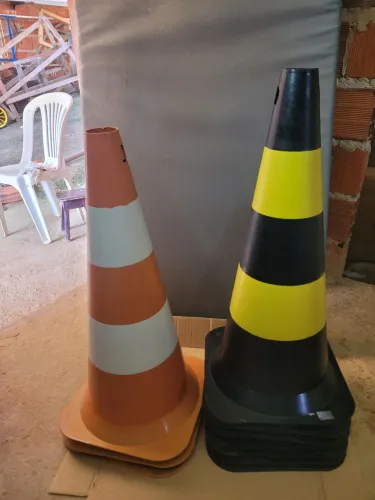 CONI DE SINALIZAÇÃO( VONDER): PRETO/AMARELO : BRANCO/LARANJA: 75CM: VALOR R$ 25,00 cada  