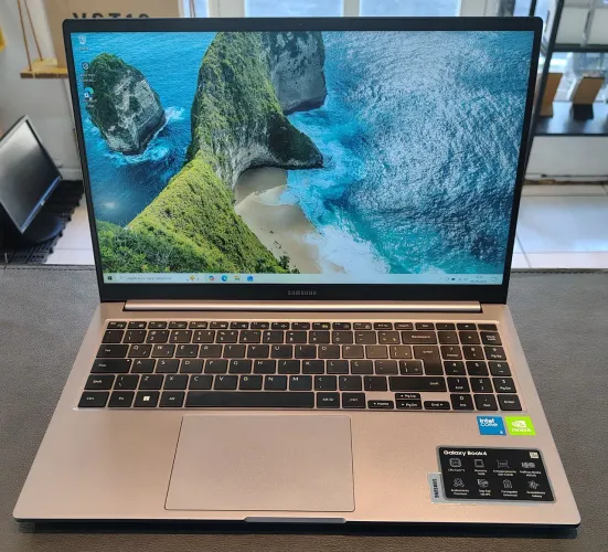 Samsung Galaxy Book 4 Core Ultra 5 120u 16gb ddr4 SSD nvme 512gb Geforce Mx 570 4gb