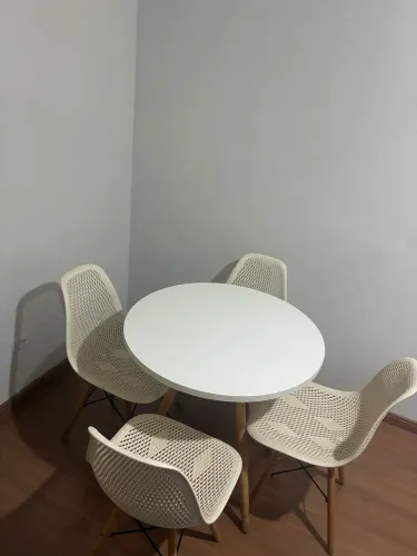Mesa com 4 cadeiras 