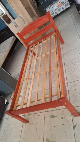 Cama de madeira ( pouco usada)