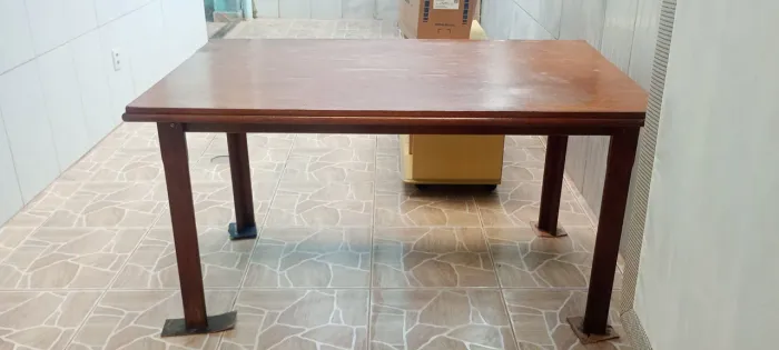 Mesa de madeira com uma cadeira 