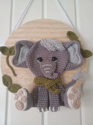 Porta maternidade em madeira pinus 24x24 cm de elefante em amigurumi 