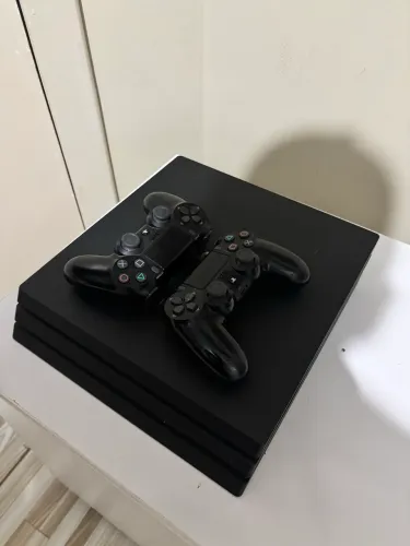 Ps4 pro 1TB 2 controles