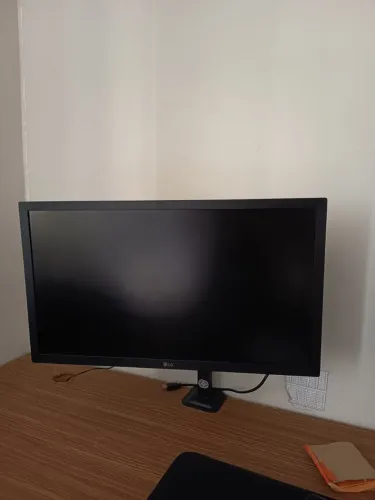 Monitor LG 21,5" + Braço Articulado (Pouco Uso / Excelente Estado)