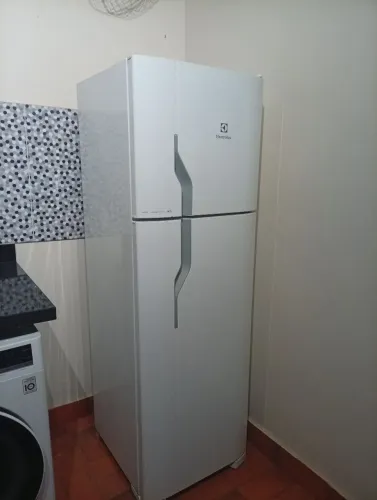 Vendo geladeira Eletrolux. 260L