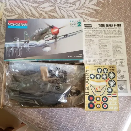 Kit de plastimodelismo Monogram do avião Curtiss P-40B Tiger Shark, escala 1/48