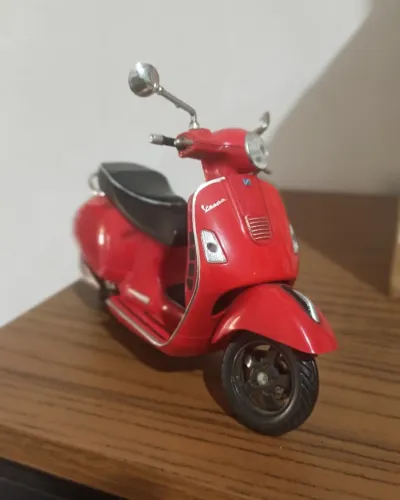 Motocicleta Vespa Vermelha GTS Maisto 1/12