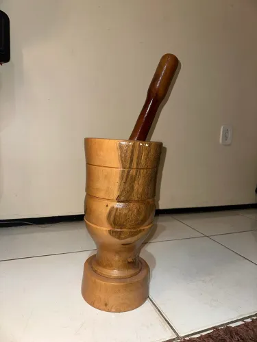 Pilão de madeira grande, pesado e muito bem acabado, acompanhado do socador.
