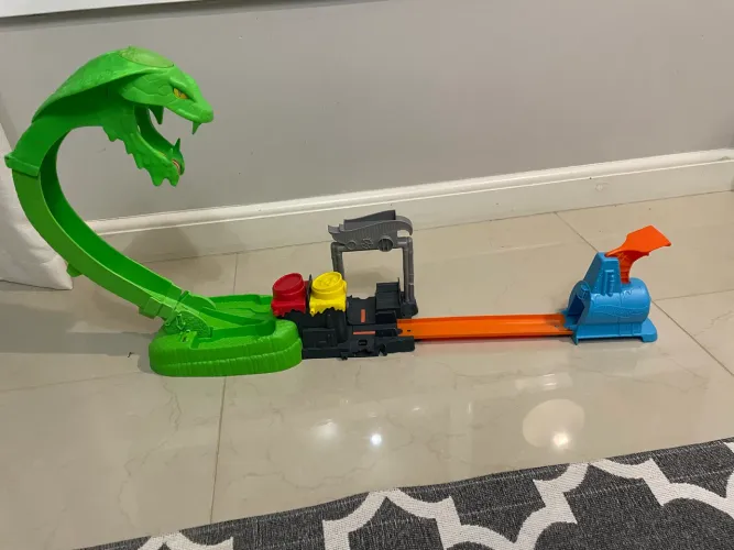 Pista Hotwheels ataque da serpente