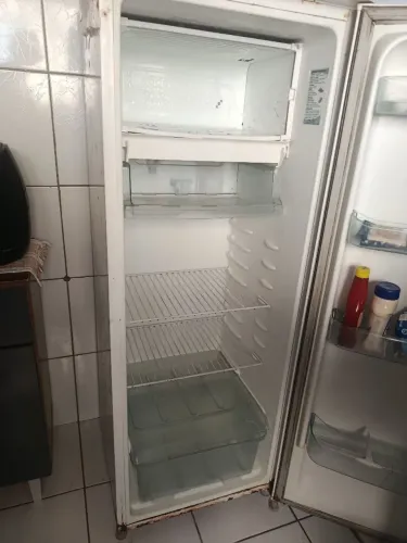 (Vendo geladeira) consul está com o congelador furado