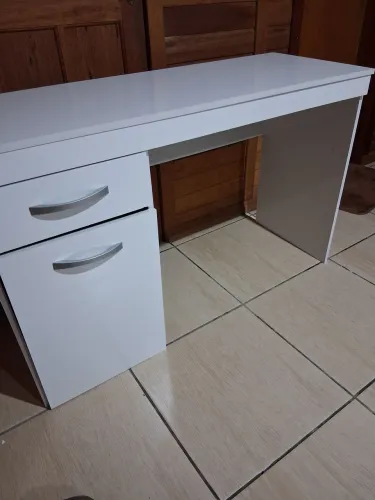 Escrivaninha   bem nova  só  190,00
