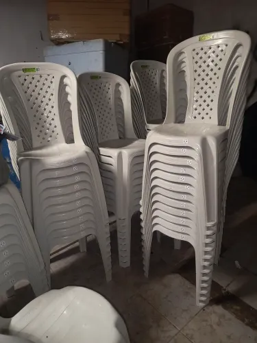 Vendo 100 cadeiras de plástico novas