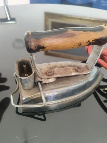 Charmoso ferro de passar roupa antigo vintage portátil pegador madeira
