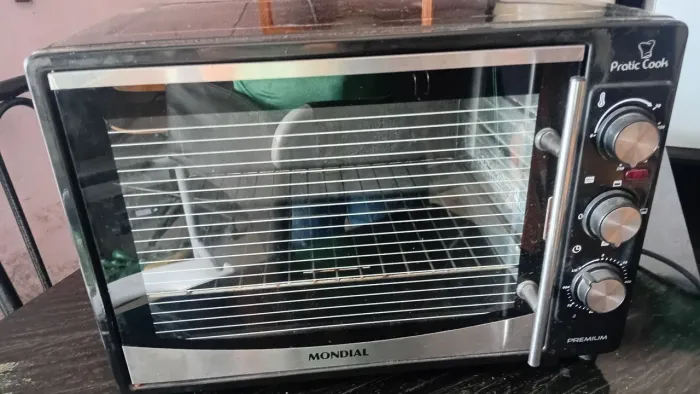 Forno elétrico Mondial conservado