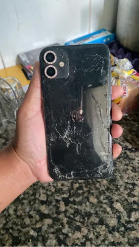 Vendo iphone 11, Traseira trincada ms não interfere no uso