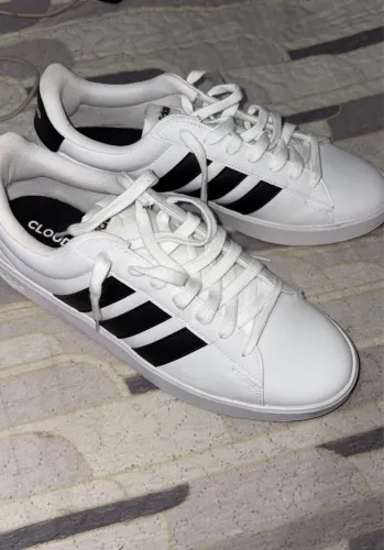 Tênis adidas