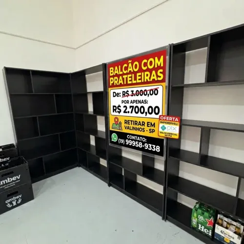 Prateleiras com balcão