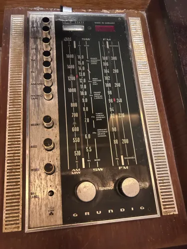Móvel rádio vintage GRUNDIG