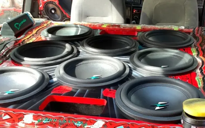 SUB EVOK 700RMS (8 UNIDADES)