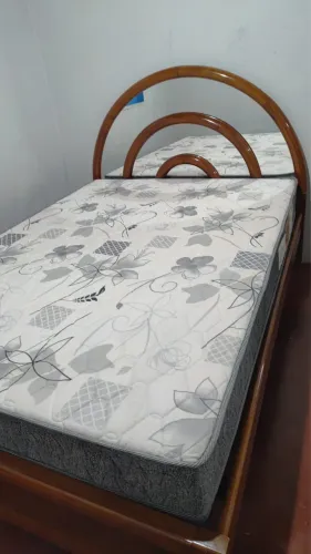 Cama de Casal Queen de Madeira