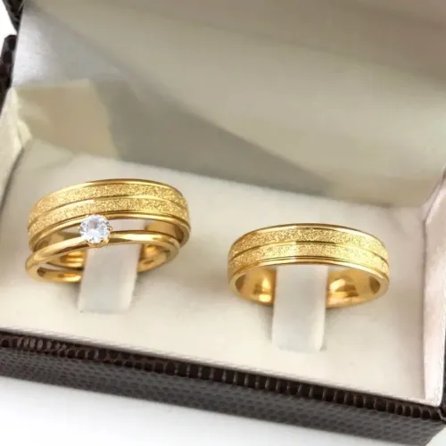 Par de Alianças Anatômica Diamantada C/Frisos 6mm Banho de Ouro 18k + Solitária