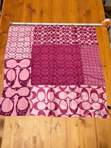 lenço coach seda patchwork monograma rosa vinho 100% original