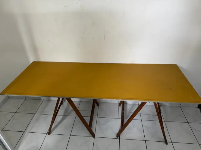 Mesa cavalete com tampa de ferro
