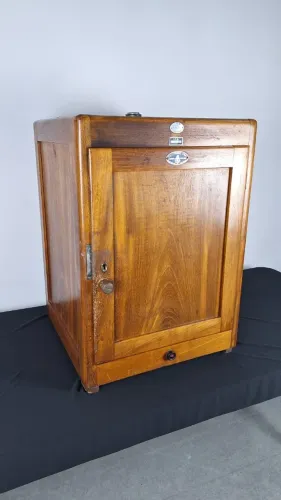 Estufa de Laboratório, em madeira nobre cedro, antiga fabricante Fabbe. Não testada