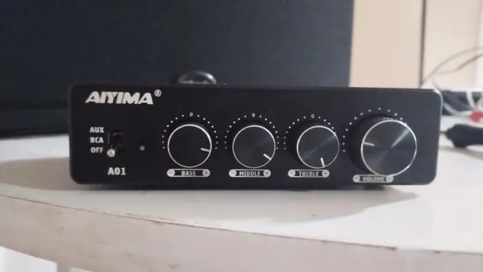 Amplificador aiyama A01  2.0 1 entrada sub ativo 